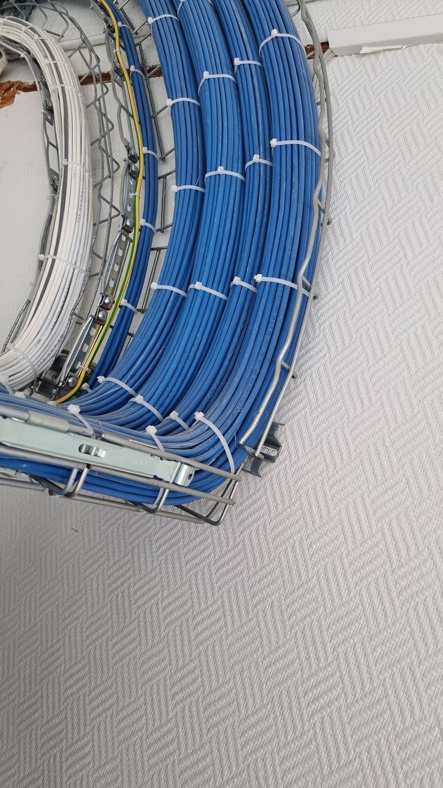 Chemin-de-cable-salle-informatique-cablage-cuivre-categorie-6a