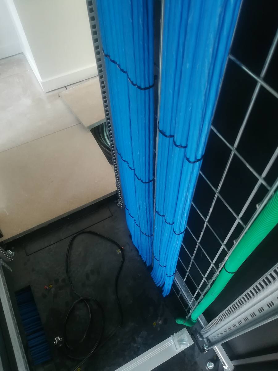 Installation-de-cable-dans-chemin-de-cable-baie-cabling