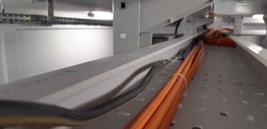 Installation-de-cable-dans-chemin-de-cable-pvc-pour-datacenter