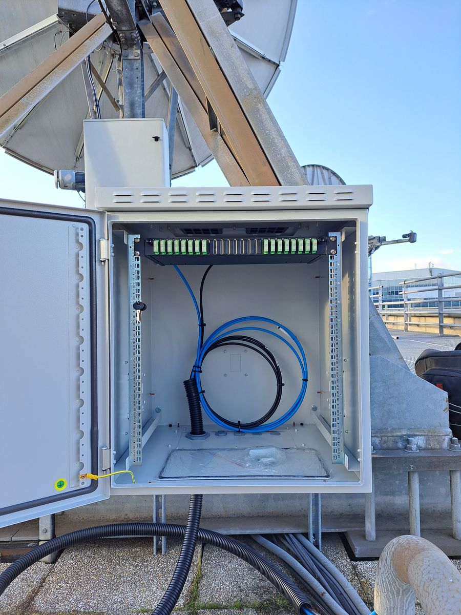 Installation-de-fibre-optique-en-exterieur-dans-un-coffret-19-etanche
