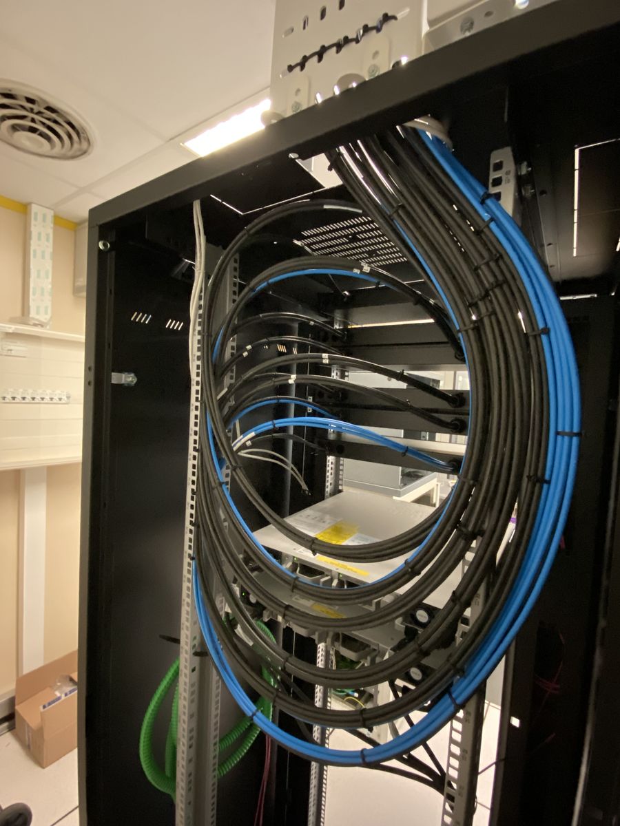 Installation-de-fibre-optique-goulotte-et-baie-de-brassage-2