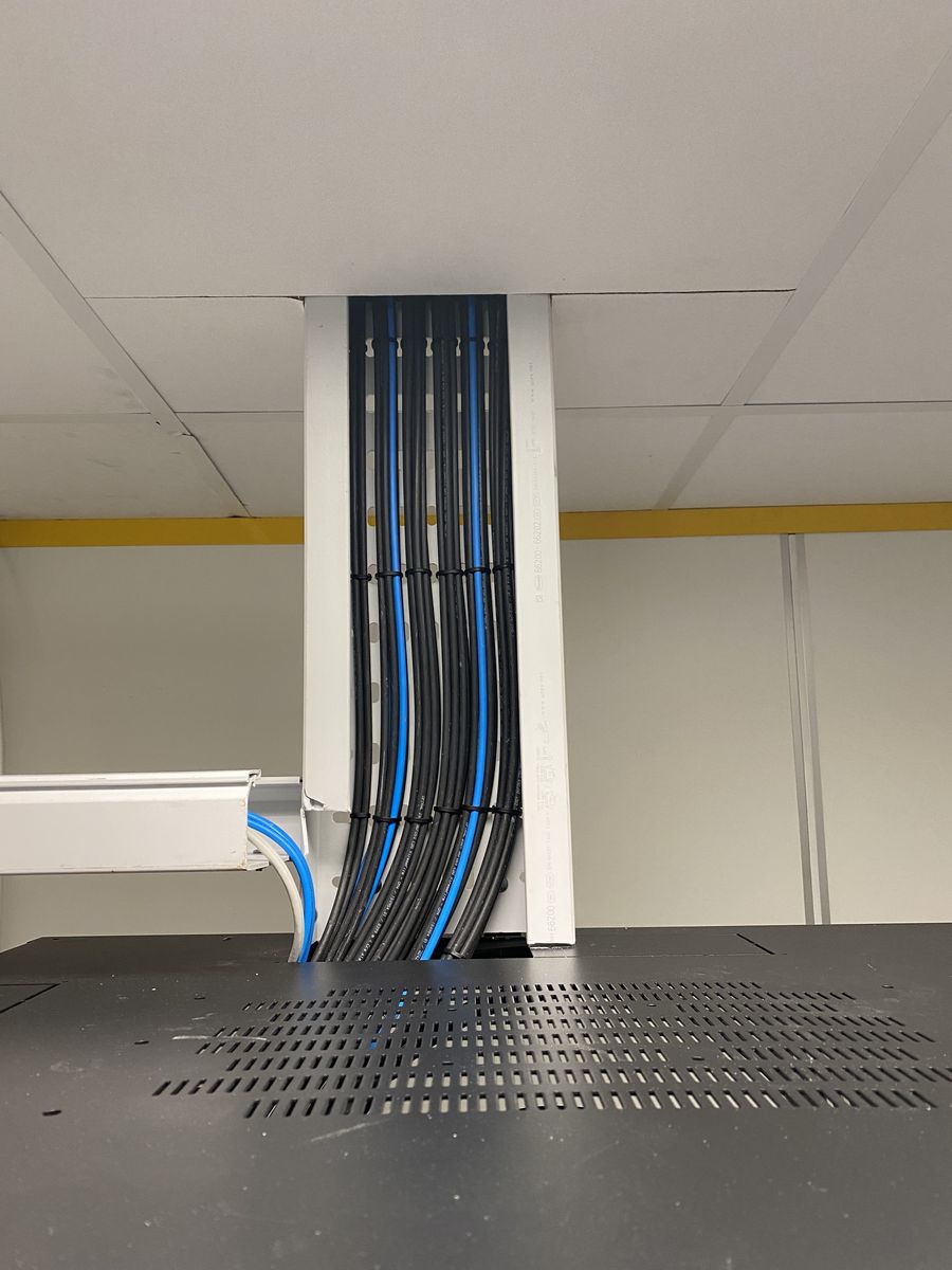 Installation-de-fibre-optique-goulotte-et-baie-de-brassage