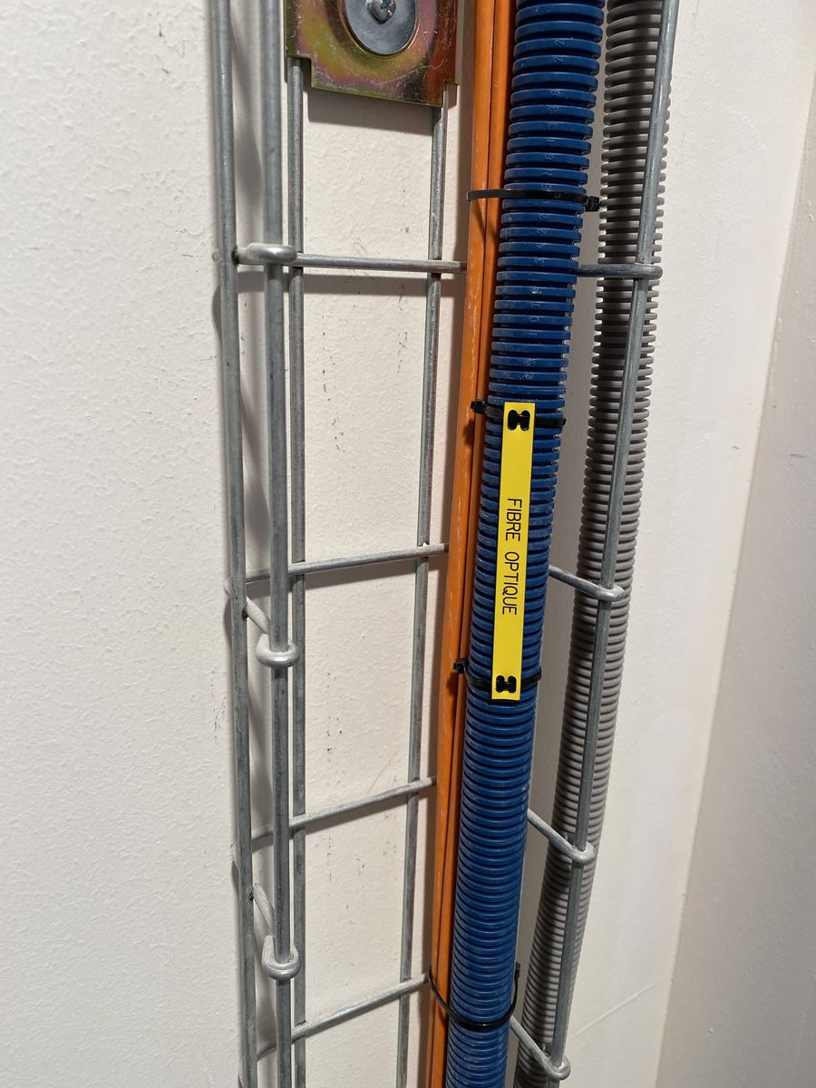 Installation-et-protection-de-fibre-optique-dans-un-batiment