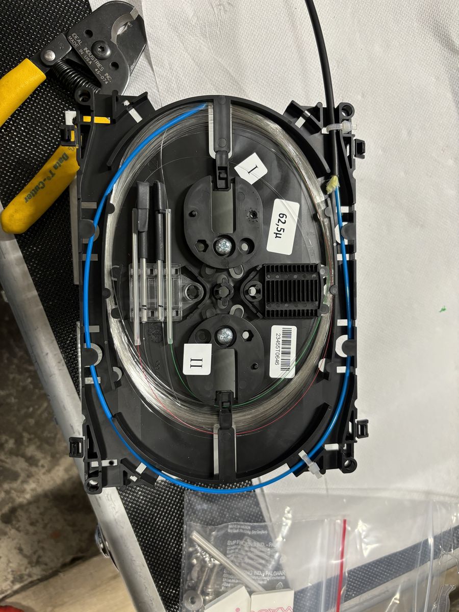 Soudure-de-fibre-optique-dans-cassette-k7-de-lovage